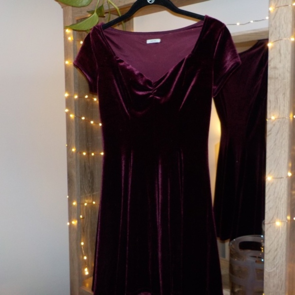 URBAN OUTFITTERS ✨ Maroon Red Velvet Mini Dress